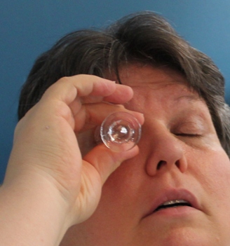 Dara flushing her eye with an eyecup of Eyebright.