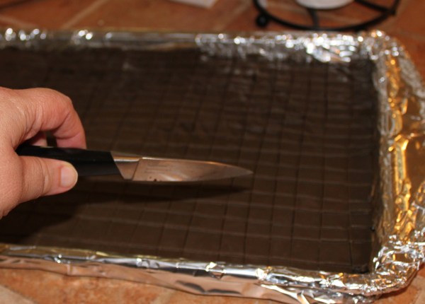 Scoring the set mixture with a knife